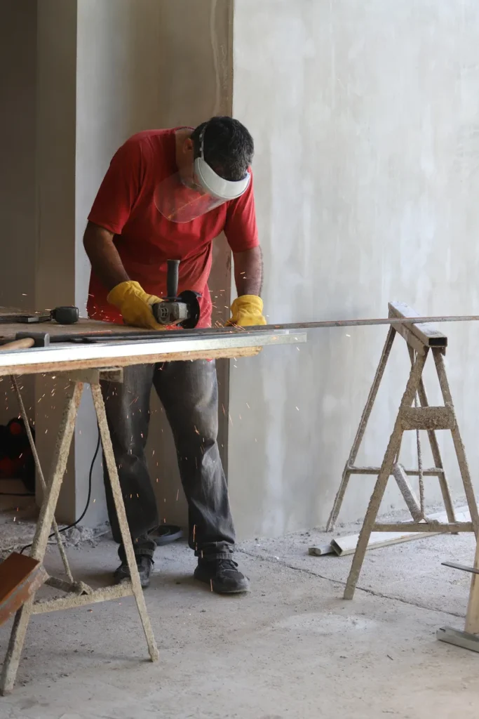 cutting iron with an electric grinder audit ergonomique poste de travail