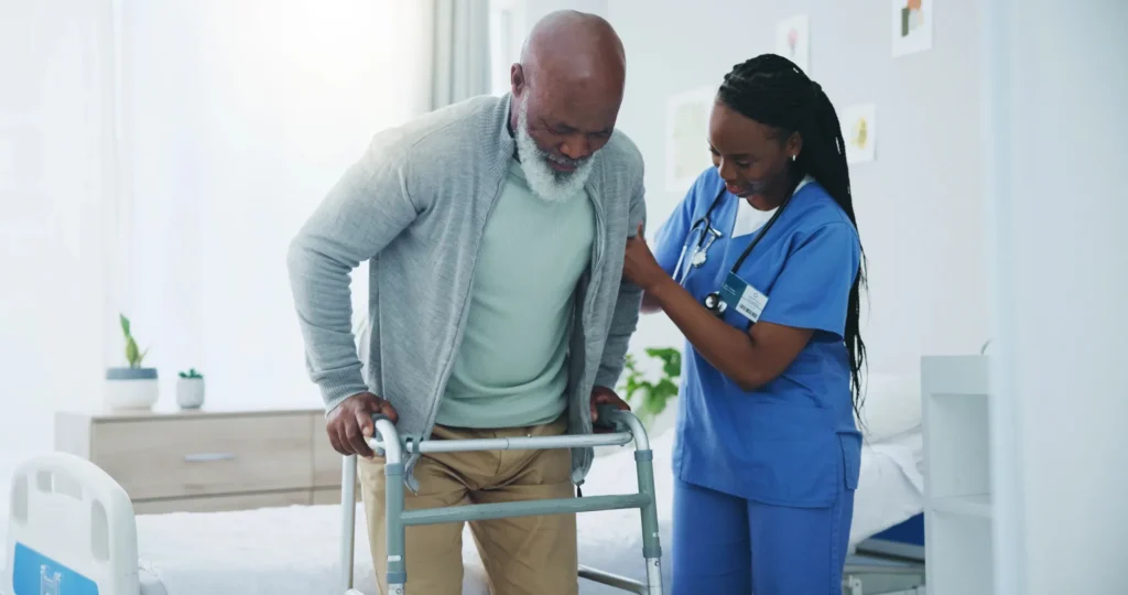 senior-man-nurse-helping-walker prévention des risques professionnels formation